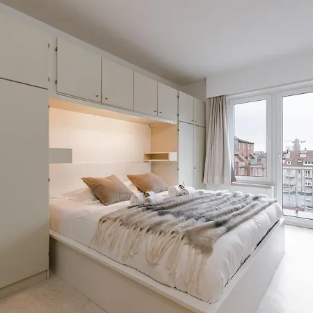 Beautiful With Two Balconies And Parking アパート *