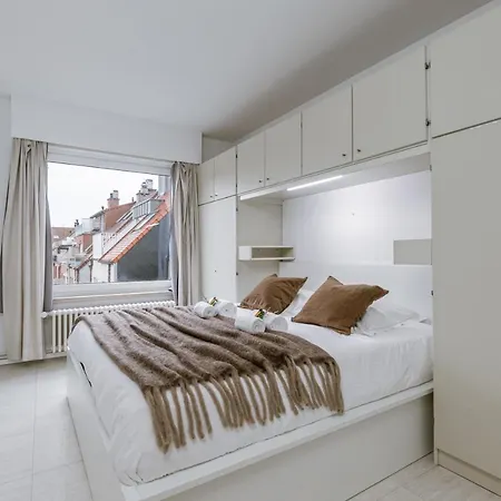 Beautiful With Two Balconies And Parking アパート *