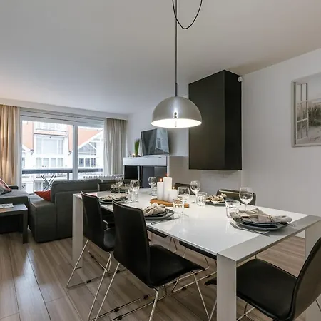 Beautiful With Two Balconies And Parking * クノック・ヘイスト