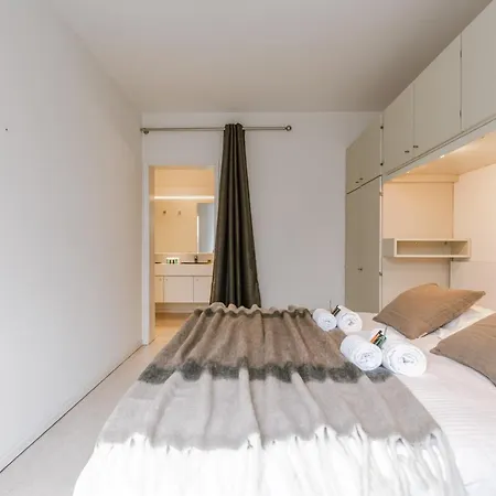Beautiful With Two Balconies And Parking アパート